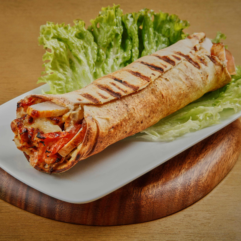 Frango Suculento com queijo mussarela , enrolado em um pão crocante , com o toque cremoso do Homus caseiro e nosso Molho Secreto. Acompanhados pelo toque de frescor da alface , cebola , pimentão e tomate