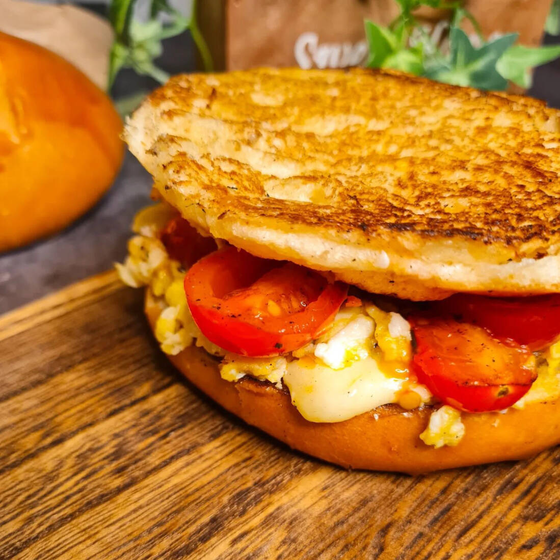 Pão, ovo, queijo, salada