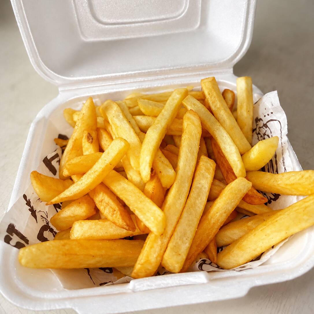 Batatas fritas douradinhas, crocantes por fora e macias por dentro. Preparadas na hora para garantir sabor e qualidade. Perfeitas para matar a fome ou acompanhar seu lanche! Contendo aproximadamente 200gr