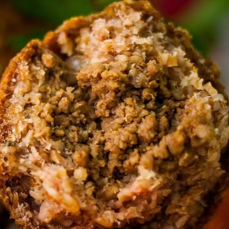 Kibe Frito com Catupiry! Uma combinação irresistível do kibe tradicional, feito com trigo para kibe e temperos selecionados, recheado com carne moída suculenta e a cremosidade inconfundível do autêntico Catupiry®. Frito no ponto certo para uma casquinha crocante e um interior macio e delicioso.