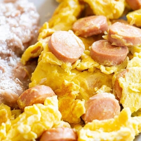 Huevos al Gusto con Salchicha