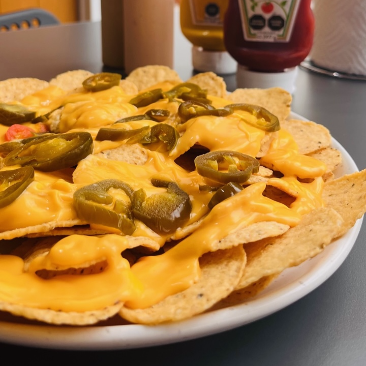 Nachos con Queso y Jalapeños