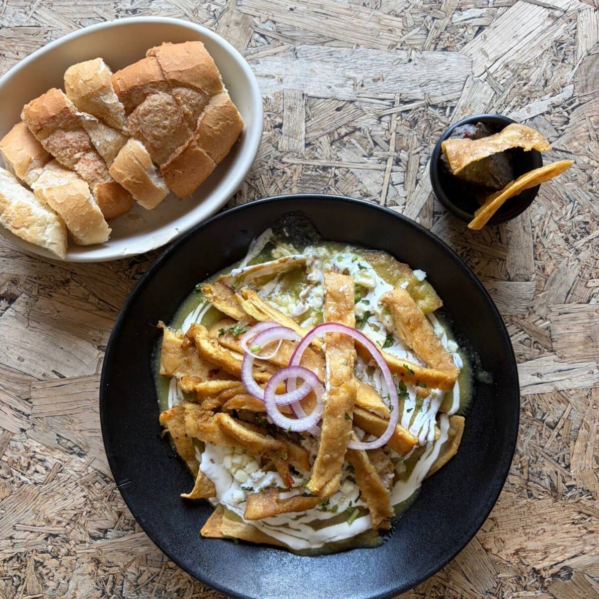 Chilaquiles con Pechuga Empanizada