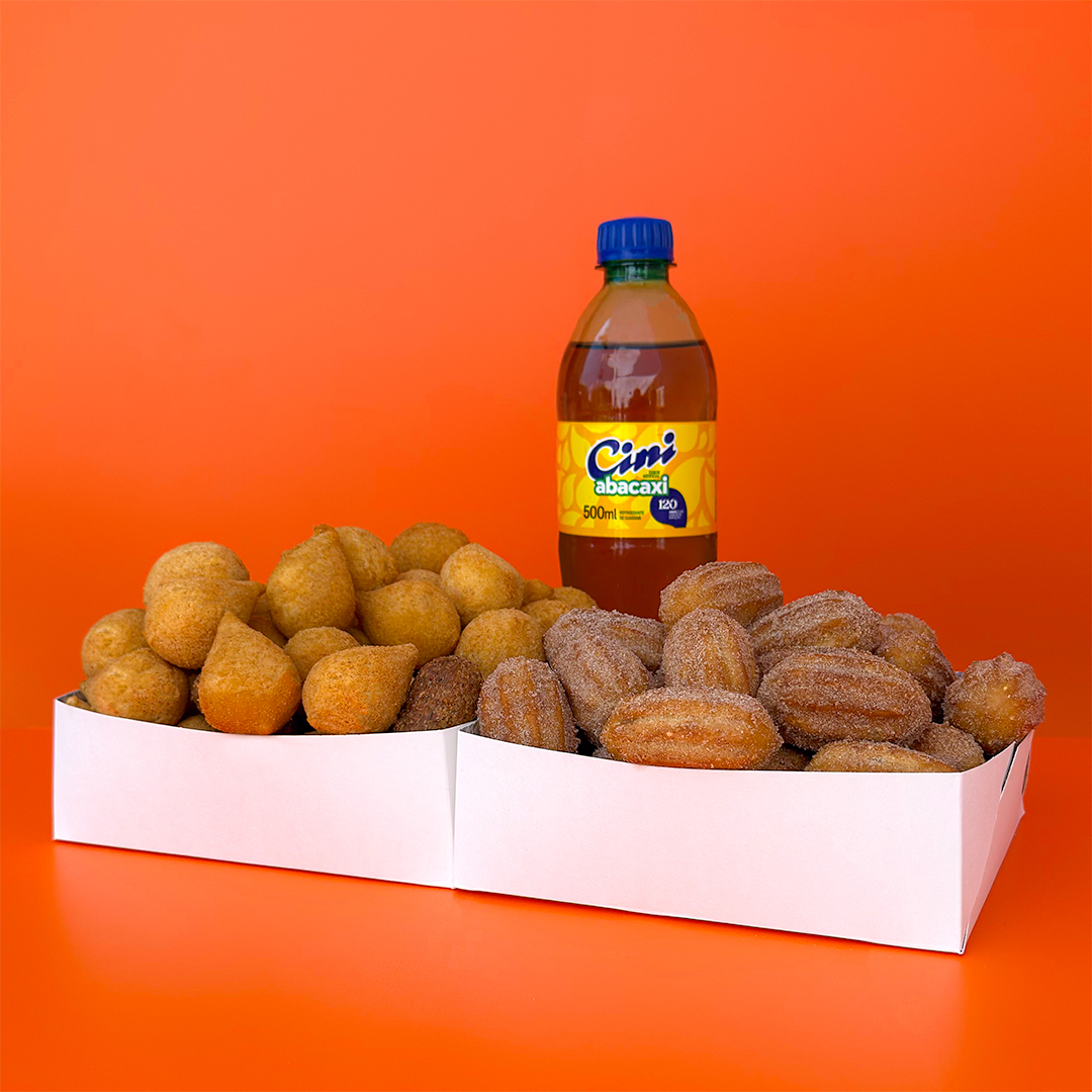 Contém 20 Salgadinhos Crocantes + 15 Mini Churros de Doce de Leite Premium + Refri (500ml/600ml). Fritos na hora em óleo de algodão e entregues quentinhos, com o padrão de qualidade Coxinautas & ingredientes selecionados. Perfeitos para matar sua fome! :) Serve de 1 a 2 pessoas. Peso Individual dos Salgados e Churros: 20g (Tamanho Tipo Festa) Combo Totalizando Aproximadamente 700g.
