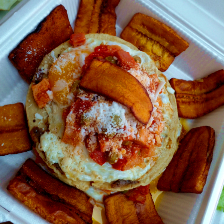 Huevos Motuleños + Fruta + Café