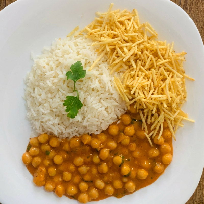 Delicioso strogonoff de grão de bico, acompanha arroz e batata palha <3