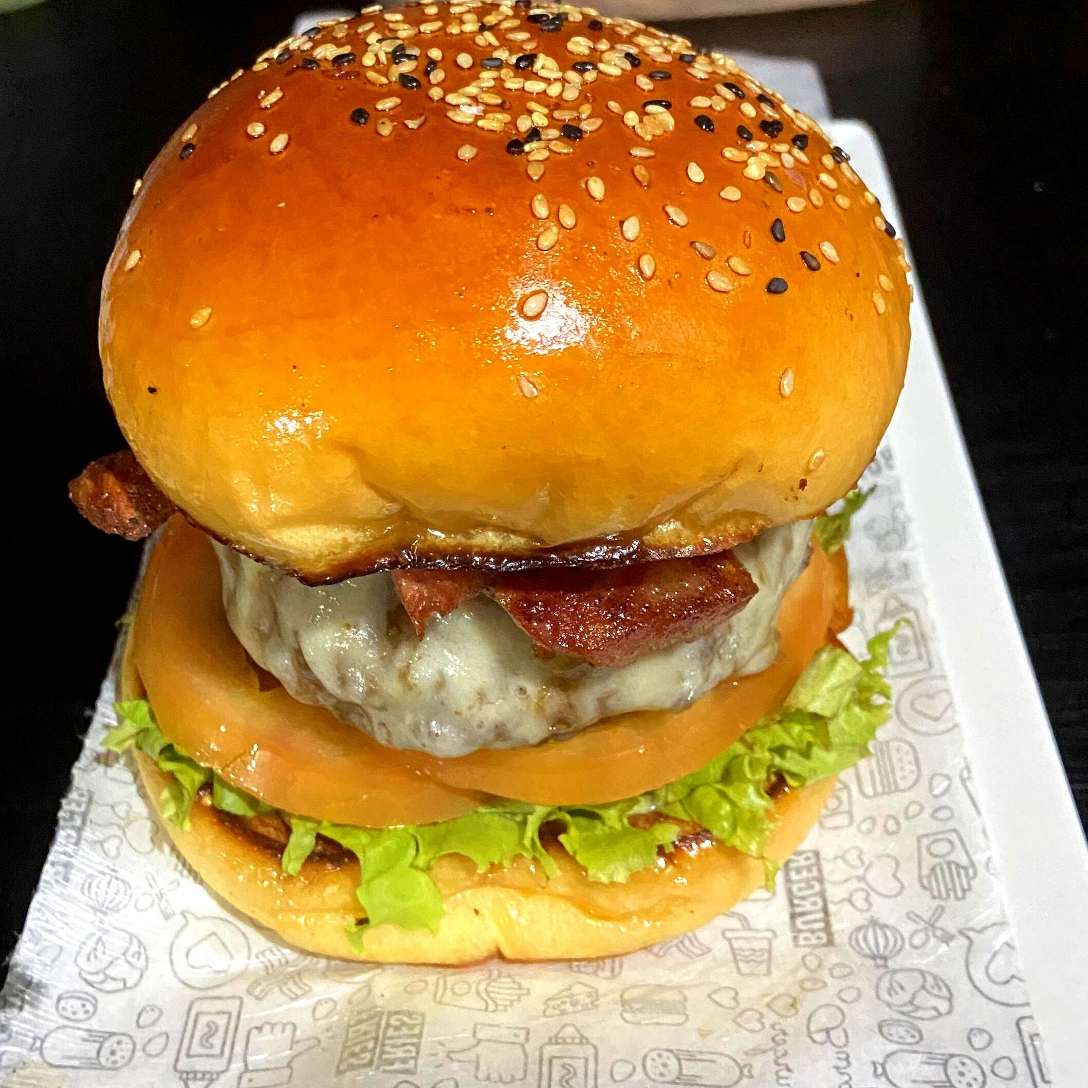 Pão de hambúrguer, blend 160g, calabresa, queijo, molho da casa, alface e tomate.