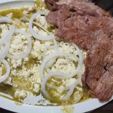 Chilaquiles con Costilla