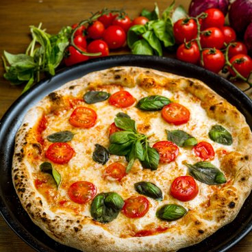 Mozzarella,molho de tomate,tomate italiano e manjericão