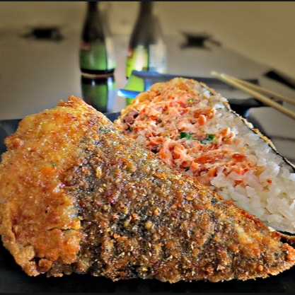 Cone Crocante Recheado Com Salmão Fresco E Cream Cheese, Levemente Empanado E Frito, Finalizado Com Creme Chess E Molho Tarê Artesanal Que Traz Sabor Adocicado E Um Toque Marcante.