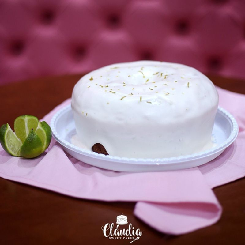Massa branca especial sabor limão e cobertura à base de leite condensado, creme de leite e suco de limão. Aprox: 1,1kg.