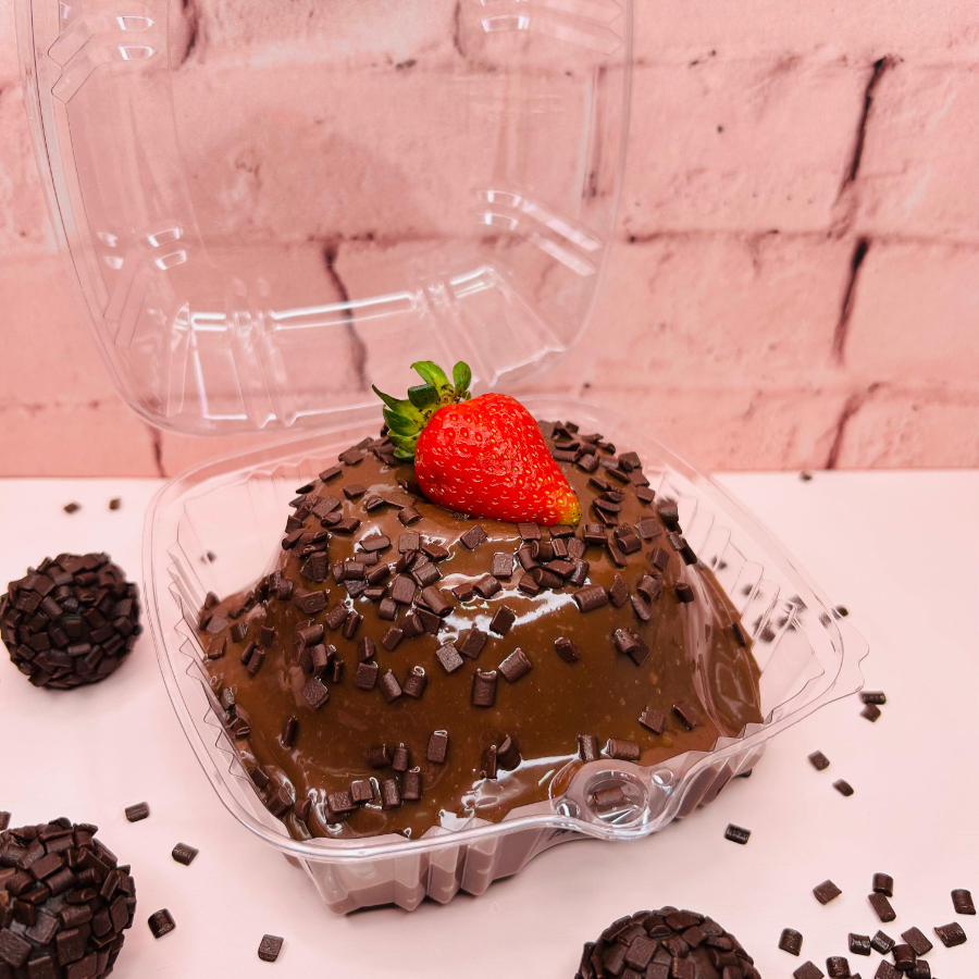 Massa fofinha de cacau com cobertura de brigadeiro cremoso, finalizado com muito granulado.