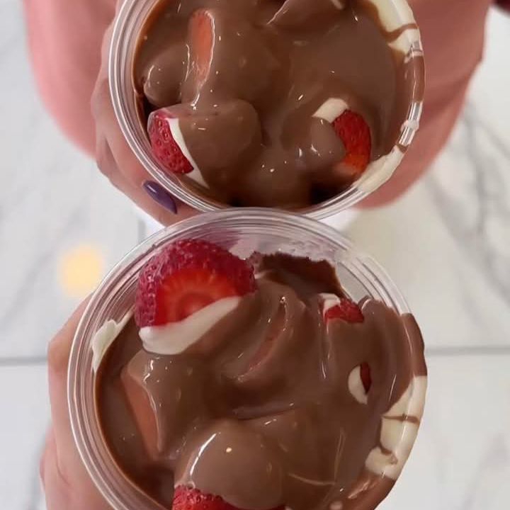 2vasos de 7oz con fresas,crema y nutella