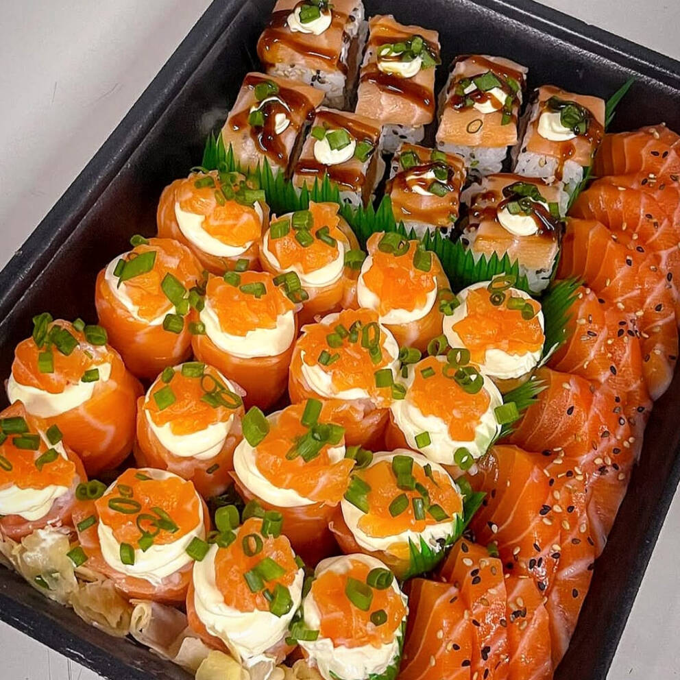 16 Joe de Salmão Tartar, 8 Uramaki de Salmão Grelhado Especial, com lamina de salmão por cima do uramaki. 6 Sashimis de Salmão, 6 Sashimi de Salmão maçaricado e 2 Temaki Croc Salmão Grelhado