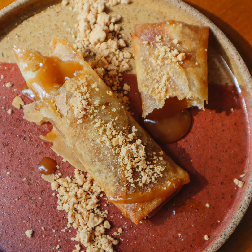 Rolinho frito recheado com doce de leite de aveia feito com leite barista Naveia finalizado com paçoca caseira. Crocante por fora, cremoso por dentro.