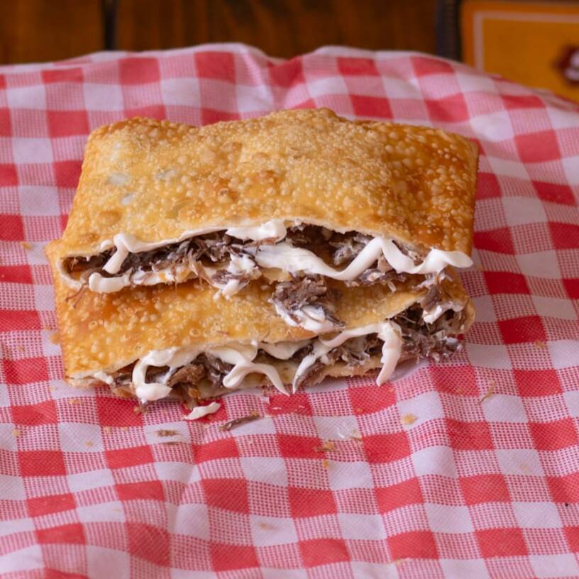 Reviva a autêntica culinária brasileira com o nosso Pastel de Carne Seca com Catupiry, da categoria 'Pastéis Especiais, recheados de amor'. Este delicioso pastel, de dimensões aproximadas de 20x15cm, é generosamente recheado com a mais saborosa carne seca, realçada pela cremosidade inigualável do Catupiry. Uma combinação de sabores que promete aquecer o seu coração e acariciar o seu paladar com a sua riqueza e profundidade. Uma verdadeira delícia que convida a uma viagem gastronômica pelas raízes do Brasil. Experimente e apaixone-se!