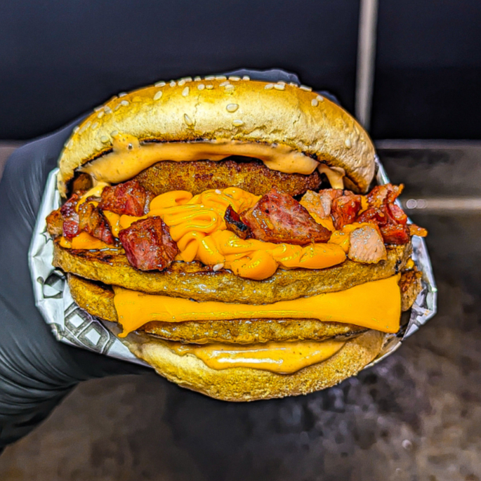 O equilíbrio perfeito entre queijo e bacon. Pão de gergelim levemente tostado, 2 carnes de 56 g cada, fatias de bacon crocantes, fatia de queijo cheddar derretido, anel de cebola crocante, molho cheddar e nosso molho especial da casa. O cheddar e o bacon se complementam, a carne traz a suculência e o molho finaliza com uma profundidade de sabor irresistível.