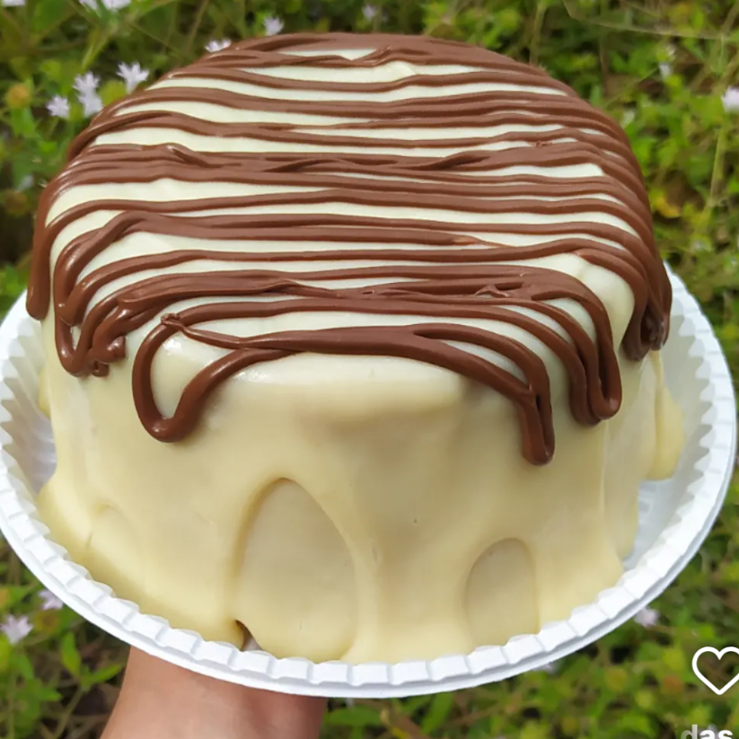 Um delicioso bolo vulcão de Leite ninho com Nutella peso 800gramas.