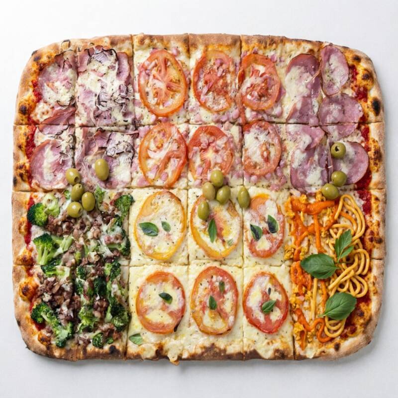 É uma pizza em formato retangular medindo 70cm x 35cm cortada em 36 pedaços, dividido em 6 sabores. Serve de 5 a 7 pessoas
