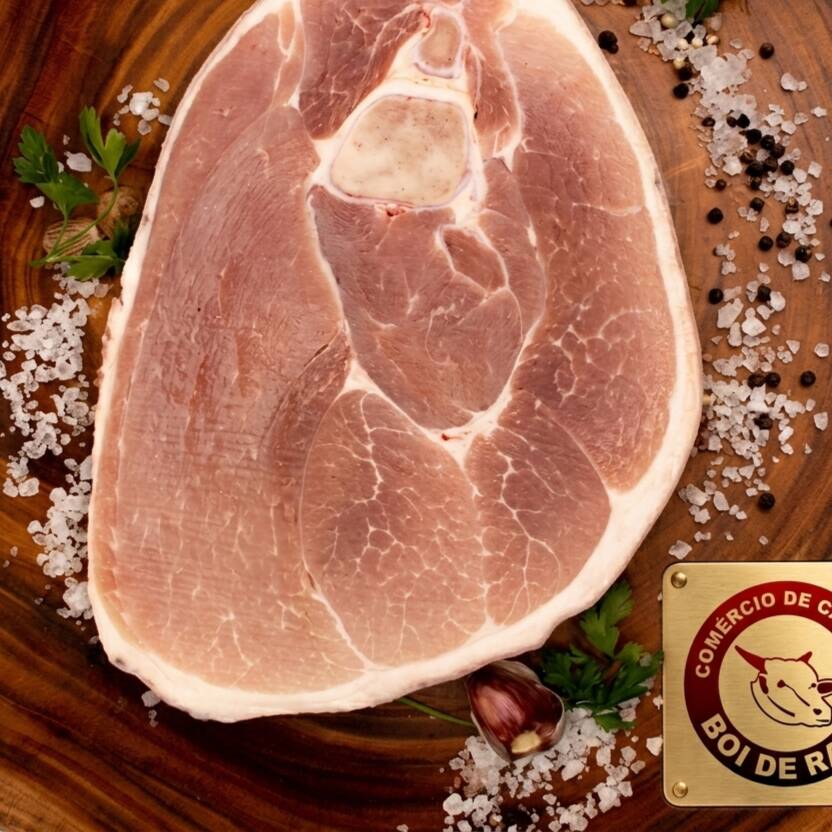 O pernil com osso é uma carne suculenta e saborosa, ideal para assados e grelhados, com um sabor irresistível.