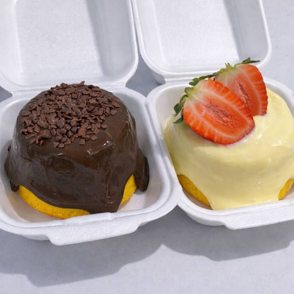 um bolo vulcãozinho de cenoura com deliciosa massa fofinha de cenoura cobertura de brigadeiro e pra finalizar granule de chocolate e um delicioso vulcãozinho morangoninho com massa de baunilha cobertura de brigadeiro de ninho e morangos frescos