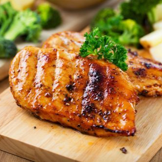 Filé de frango grelhado no ponto certo, macio e saboroso, acompanhado de arroz soltinho, batatas fritas douradas e crocantes e um feijão cremoso que completa a refeição com sabor caseiro e irresistível.