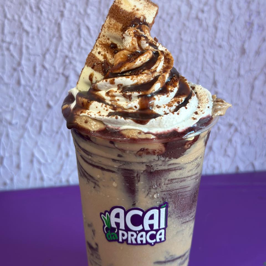 Açaí batido artesanal, camadas de creme de bueno, complementos e cobertura a sua escolha