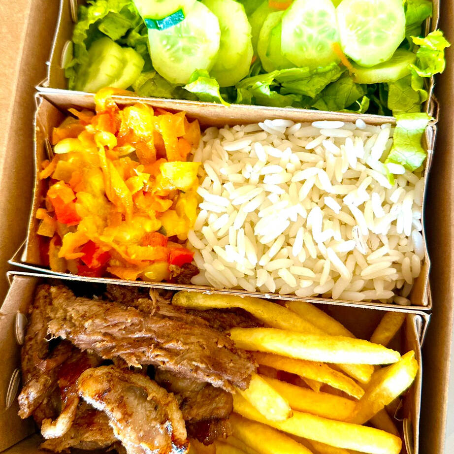 Arroz, legumes, batata frita, uma opçao de carne em tiras e salada