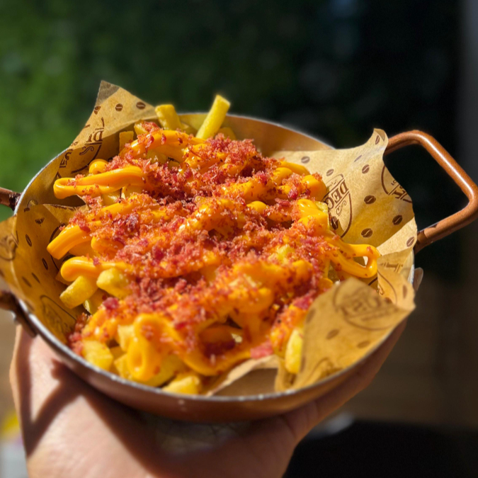 Batata, cheddar cremoso e farofa de bacon.