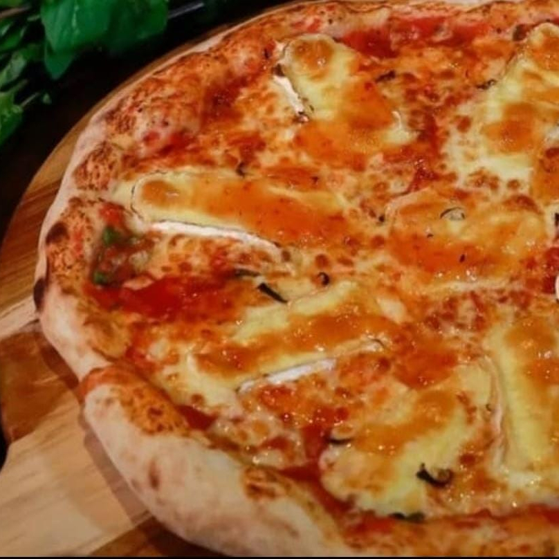 🍕 Massa artesanal com nosso molho de tomate caseiro, mussarela, queijo brie 🧀 e presunto de parma ❤️💚