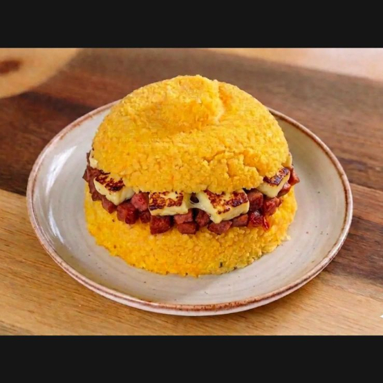 Massa de cuscuz molhadinha e fofinha recheada com linguiça calabresa e queijo coalho assado