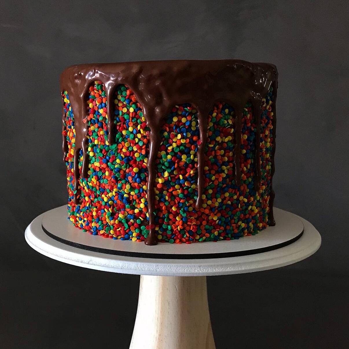 *Massa cacau belga
*Recheio1 ganache de chocolate meio amargo 52% cacau com geleia artesanal de morango
*Recheio2 chocolate com creme de avelãs "nutella"
*Cobertura ganache de chocolate meio amargo 52% cacau finalizado com confetes de açúcar colorido
*Bolo alto com 3 camadas de massa, 2 de recheio mais cobertura - 1,5kg serve aproximadamente 15 fatias de 100g ou 18 fatias se cortado mais fino aprox. 80g.
*enviado congelado
*contem glúten, contem derivado de soja, pode conter tracos de leite
