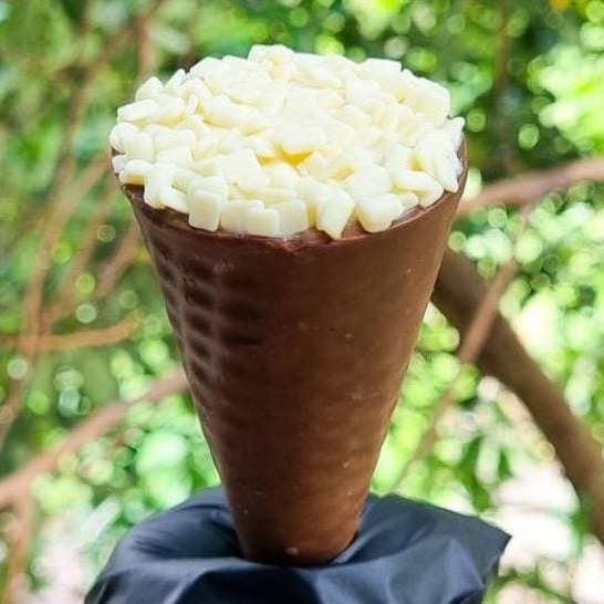 casquinha banhada no chocolate blend ,recheado com brigadeiro de ninho.