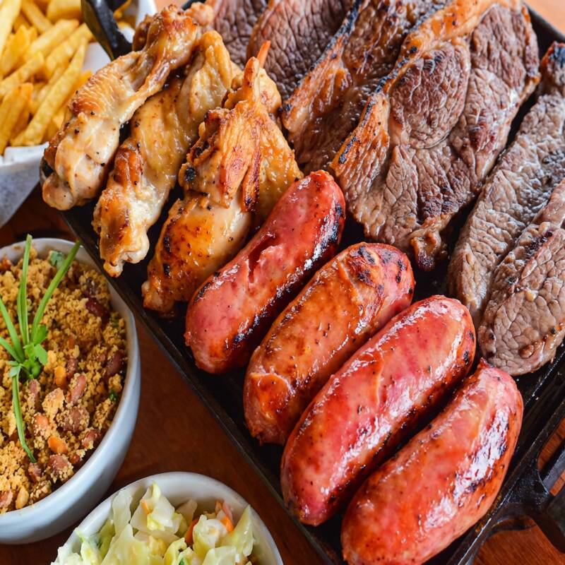 Baião de dois, batata frita, farofa de ovo, molho e queijo assado.