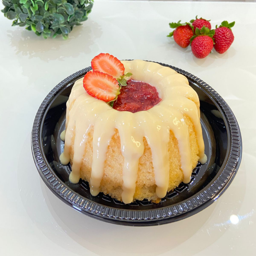 Uma explosão de sabor! Massa fofinha, recheada com o irresistível sabor de Ninho, e finalizada com uma camada de geleia de morango deliciosa, criando o equilíbrio perfeito entre cremosidade e frescor. Ideal para quem ama um toque doce e suave, com aquele finalzinho de sabor frutado! Perfeito para sua sobremesa ou aquele lanche especial. Não perca essa tentação!