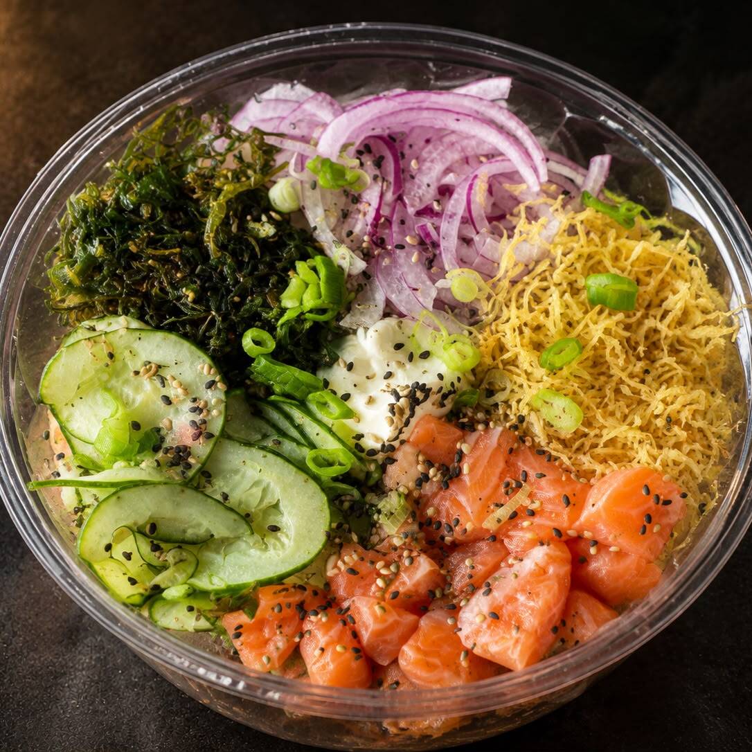 Poke 400g de salmão fresco em cubos, sunomono, couve crispy, cebola roxa e batata crispy