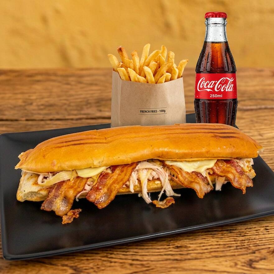 Cola Tocineta y Pollo + Papas + Bebida