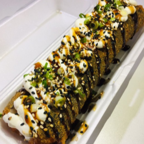 ENROLADO DE NORI COM ARROZ JAPONÊS, EMPANADO E FRITO, RECHEADO AO MEIO COM SALMÃO GRELHADO, ACOMPANHA CREAM CHEESE