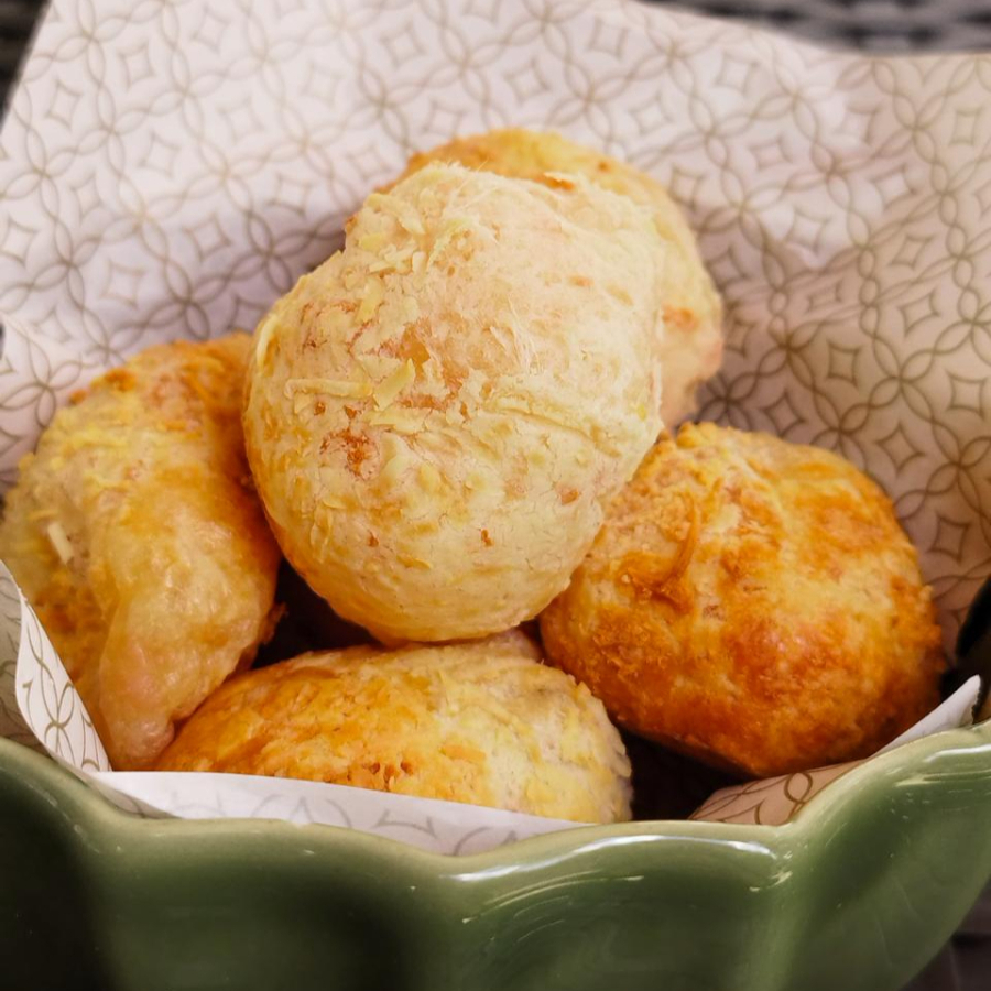 6 unidades de mini pão de queijo tradicional, com peito de peru defumado misturado à massa, entregando um sabor especial. Dois acompanhamentos à escolha.