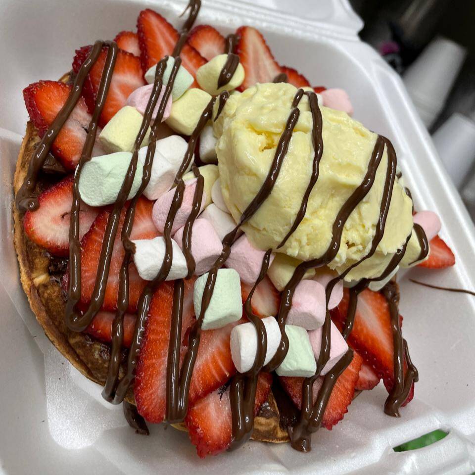 Waffle Nutella,fresa, Bombones y Nieve