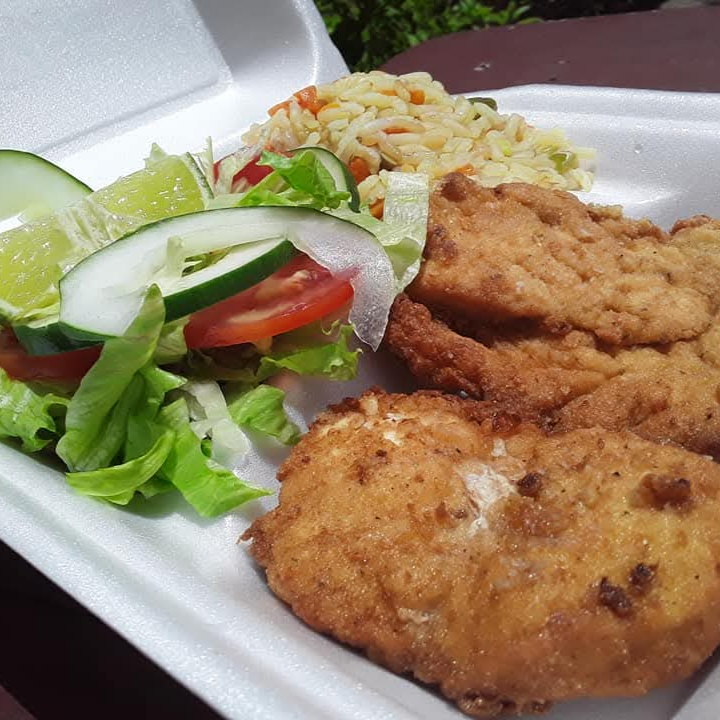 Plato de Milanesa de Res, Ensalada y Arroz