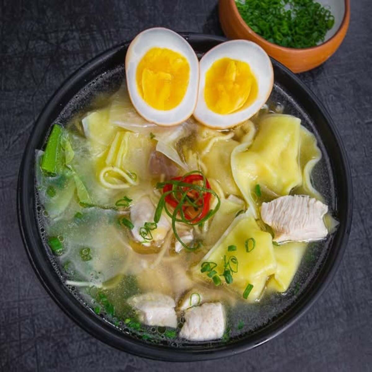 Sopa Wantan con Pollo y Kion