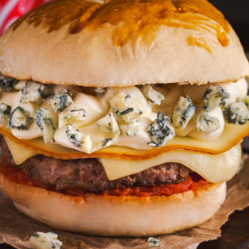 Pão, Blend de Carnes (120g), Queijos Mussarela, Prato, Provolone, Catupiry e Maionese Caseira.