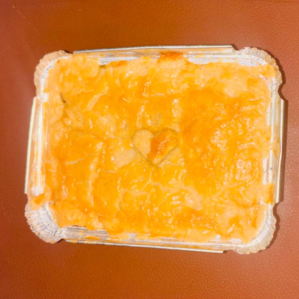 Empadão de Frango 🥧✨
Massa artesanal leve, amanteigada e crocante, recheada com frango desfiado temperado com ingredientes selecionados e o verdadeiro sabor da comida caseira. Assado até ficar douradinho, é a combinação perfeita entre uma massa que derrete na boca e um recheio suculento e bem servido.
Feito com carinho, assado na hora e irresistível do primeiro ao último pedaço. Peça já o seu!