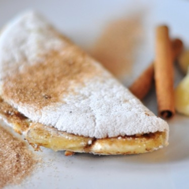 Tapioca recheada com banana caramelizada,canela e queijo coalho derretido.