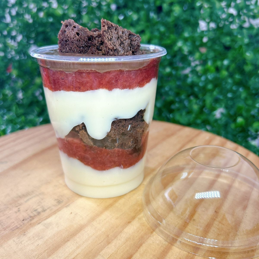 Já imaginou uma mordida que mistura a densidade do chocolate, a cremosidade do Ninho e a explosão cítrica da uva? Nosso Copo da Felicidade leva: * Brigadeiro Tradicional artesanal * Brigadeiro de Leite Ninho * Pedaços de Brownie real (crocante por fora, macio por dentro) * Uvas verdes frescas (sem semente)