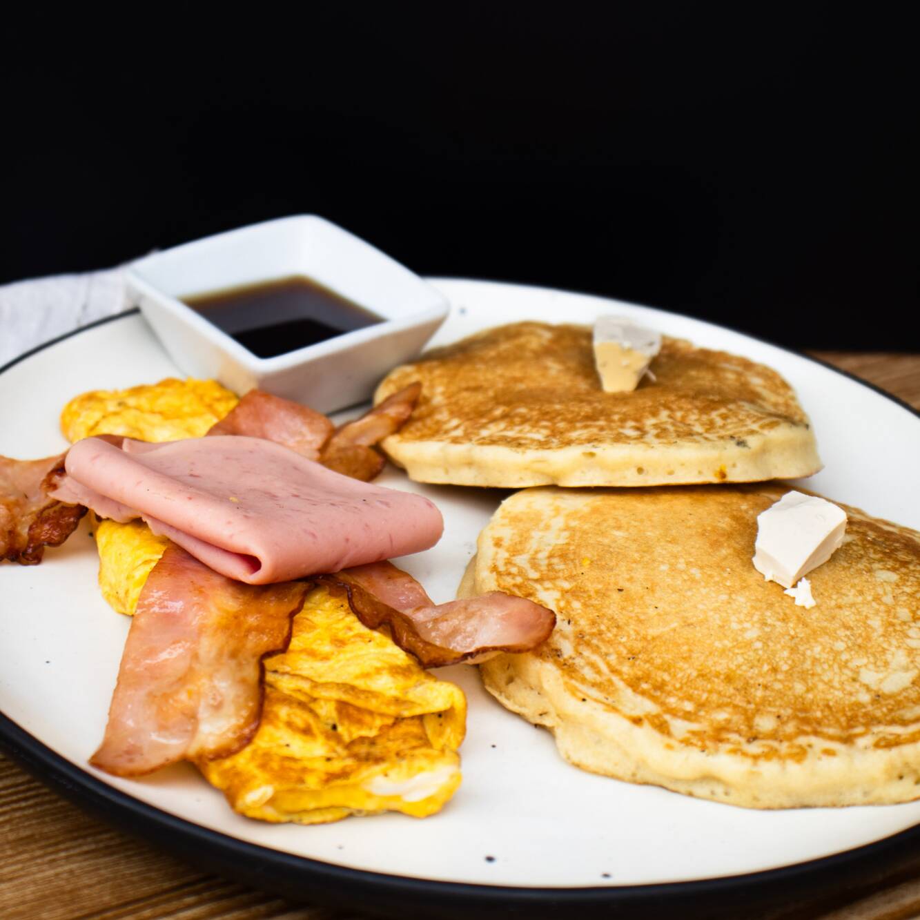2. Hotcakes con Huevos Revueltos, Tocino y Jamón