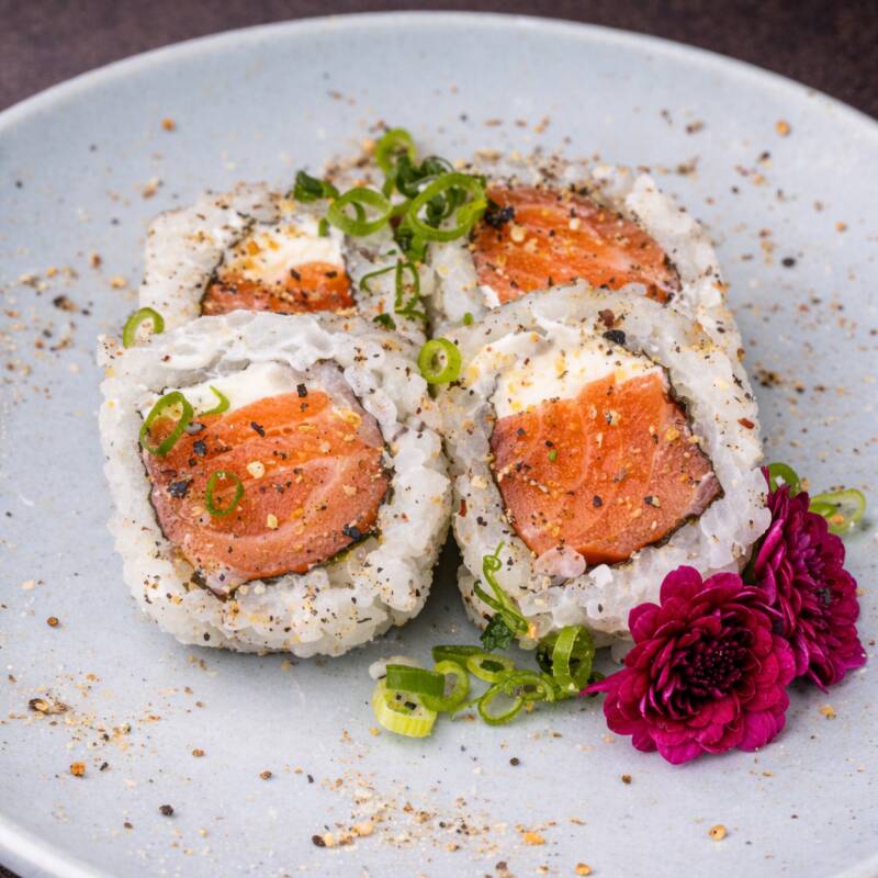 Salmão fresco, arroz japonês, cream cheese e gergelim moído.