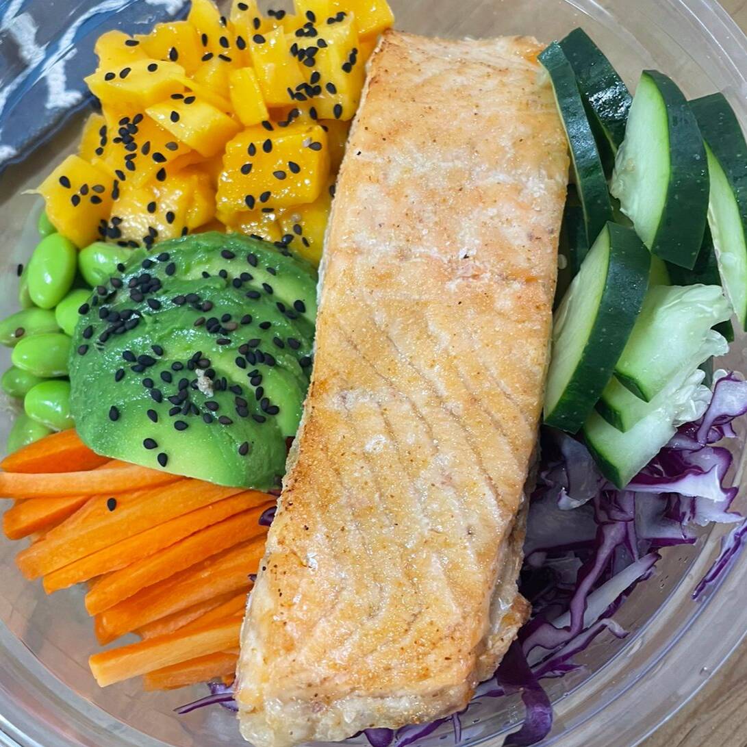 Poke Bowl de Quínoa con Salmón