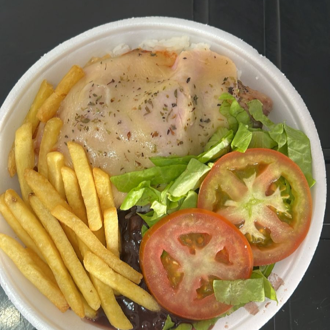 acompanha, arroz,feijão, fritas e salada de alface e tomte.